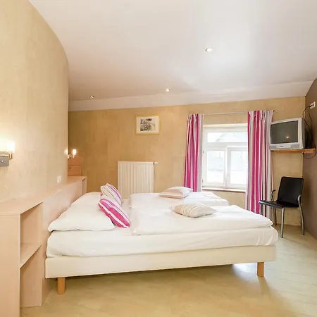 Spacious Holiday In Faymonville Near Ski Lift בית נופש